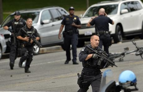 Poliser vid Capitol Hill på språng (Foto: Jewel Samad / AFP)

