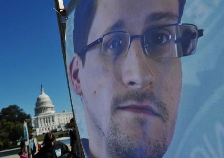 Bilden av Edward Snowden på en banderoll i Washington under en demonstration mot regeringens NSA-övervakning, den 26 oktober i år. (Foto: Mandel Ngan / AFP) 