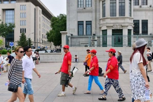 Kinesiska frivilliga övervakare vandrar runt i Peking. Dessa äldre damer utgör ett slags angivararmé för kommunistpartiet. (Skärmdump från Weibo)
