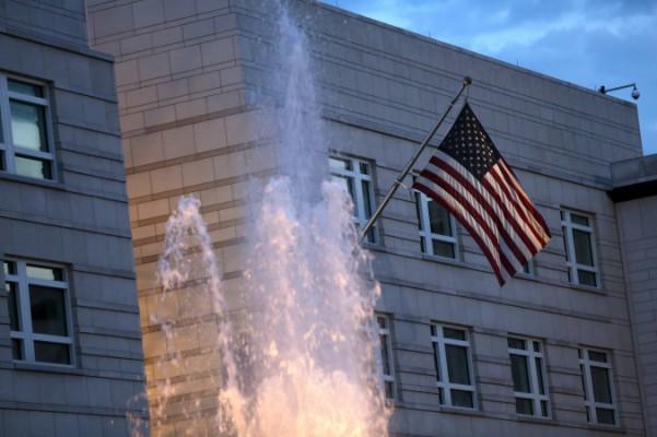 Den amerikanska flaggan syns utanför USA:s ambassad den 7 juli 2014 i Berlin, Tyskland. (Foto: Adam Berry / Getty Images)