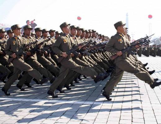 Nordkorea är på militär frammarsch och investerar stora pengar i atomvapen, samtidigt som stora delar av befolkningen svälter. Här en parad på 60-årsdagen av det nordkoreanska Arbetarpartiet den 10 oktober 2005. (Foto: AFP)
