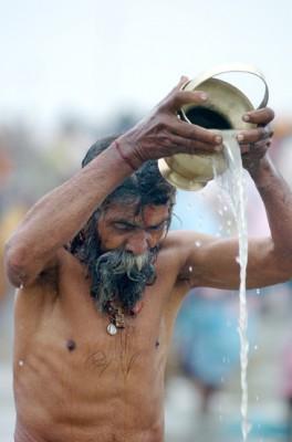 Vatten i heliga floder som Ganges har av forskare funnits ha positiva elektromagnetiska frekvenser, trots avsevärde föroreningar. (Foto: AFP)
