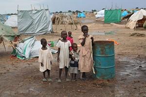 Barnen i ett läger för interna flyktingar i utkanten av Nyala, södra Dafur.

