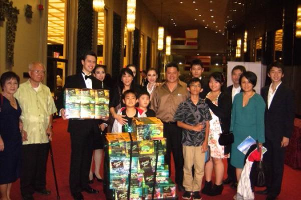 Lisa Huang med sina tio familjemedlemmar, tog med sig gåvor till artisterna vid Shen Yun Performing Arts International Company när de kom till Honolulu, Hawaii den 7 maj. (Foto: Lily Yu/Epoch Times)