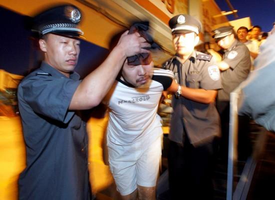 En misstänkt heroinsmugglare grips på väg in i Kina. (Foto: AFP)