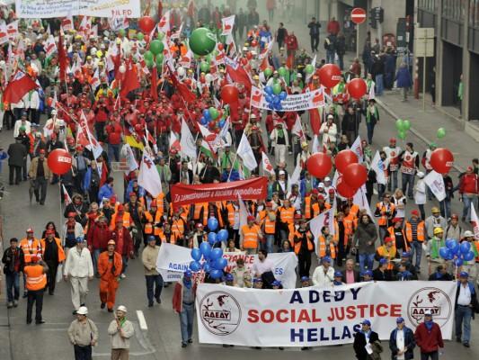 Folket demonstrerar i Belgien och säger "Nej till åtstramingar" (Foto: AFP/Georges Gobet)
