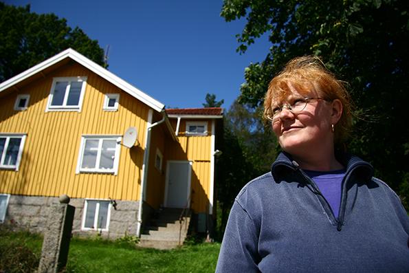 Ann Carlsson Korneev framför sitt hus utanför Fjällbacka. (Foton: Sofia Partanen/Epoch Times)
