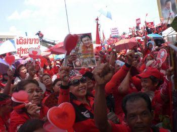 Anhängare till förre thailändske premiärministern Thaksin Shinawatra, även kallade "rödskjortor", har rest från landsbygden till Bangkok för att hålla massdemonstrationer runt om i staden. (Foto: Namfa Artjai / The Epoch Times)
