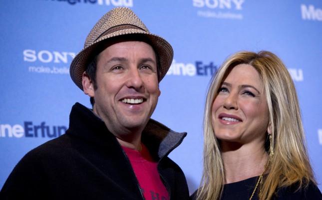 Adam Sandler och Jennifer Aniston från filmen (med den engelska titeln) "Just go with it". (Foto: AFP / Johannes Eisele)

