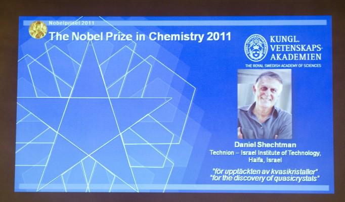 En tv-bild som visar när Kungliga vetenskapsakademien meddelar Nobelpristagaren i kemi: Daniel Shechtman och en kvasikristall. (Foto: Jonathan Nackstrand / AFP)
