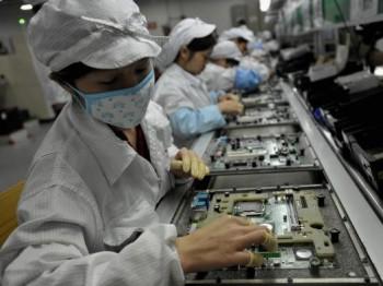 Kinesiska arbetare monterar elektroniska komponenter på den taiwanesiska teknologijätten Foxconns fabrik i Shenzhen, 2010. Nyligen har det rapporterats om hur arbetet stoppats och en strejk utlysts i en fabrik som tillverkar iphone 5. (AFP/AFP/Getty Images)