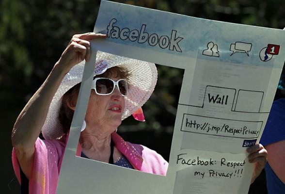 Gail Sredanovic från gruppen Arga mormödrar protesterar utanför Facebooks huvudkontor i Palo Alto, Kalifornien, den 4 juni 2010. I Tyskland planerar en ledamot för digital integritet att stämma Facebook för deras teknik att känna igen ansikten, vilken anses bryta mot dataskydds-lagar. (Foto: Justin Sullivan/Getty Images)