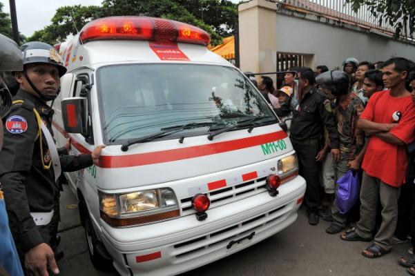 Kambodjansk militär vaktar medan en ambulans kör förbi en folkmassa framför ett sjukhus i Phnom Penh den 23 november 2010.  Polisen slog nyligen till mot ett militärsjukhus i Kambodja där man hävdar att minst en kinesisk läkare hade en roll i en organsmugglingsliga. (Tang Chhin Sothy/AFP/Getty Images)