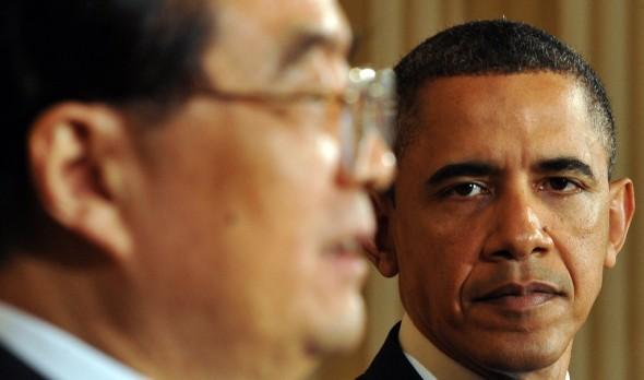 USA:s president Barack Obama blickar åt Hu Jintao när han svarar på en fråga under en presskonferens ii Vita huset, Washington DC den 19 januari 2011. (Foto: Jewel Samad/AFP/Getty Images) 