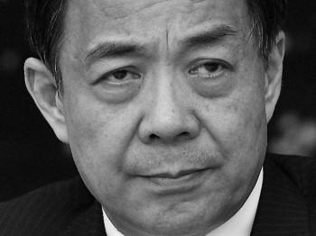 Bo Xilai, medan han fortfarande var medlem av politbyrån, i folkets stora sal, den 6 mars 2011 i Peking. Rättegången i det största fallet med illegal organhandel i Kina stoppades nyligen, samma dag som Bo Xilai fråntogs sin post i kommunistpartiets lagstiftande församling. (Foto: Feng Li/Getty Images)