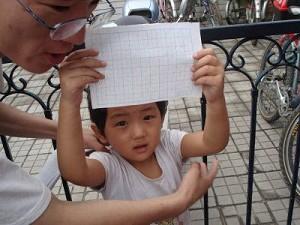 Li Xiges dotter ropar, “Frige min mamma!” (Foto: Hu Jia, aids-aktivist bosatt i Peking)
