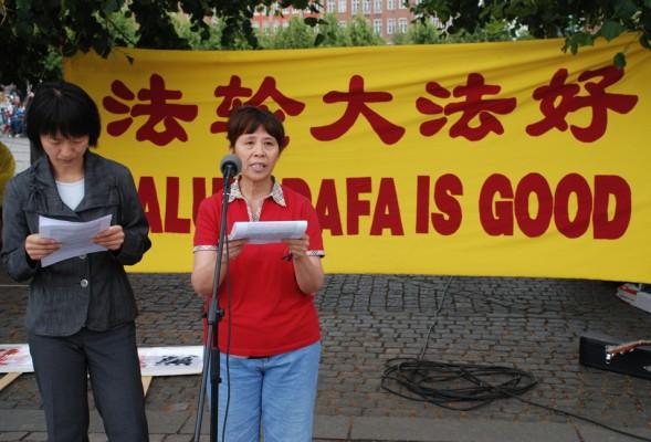 Bao Xuezhen, 59 år från Shanhai, fängslades och torterades under tre och ett halvt år på grund av att hon utövade Falun Gong i Kina. (Foto: Zhihe/Epoch Times)
