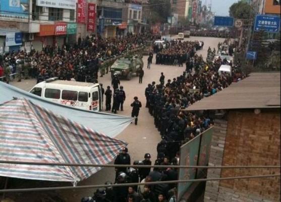 Polis skingrar tusentals demonstranter i Yunnan, den 29 mars. (Foto: Letian.net)