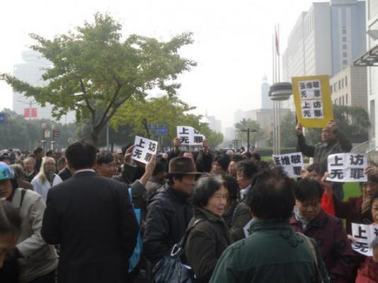 Den 23 november protesterade över 1 000 personer som var med under Kulturrevolutionen utanför Folkets torg i Shanghai. (Bild från en demonstrant) 

