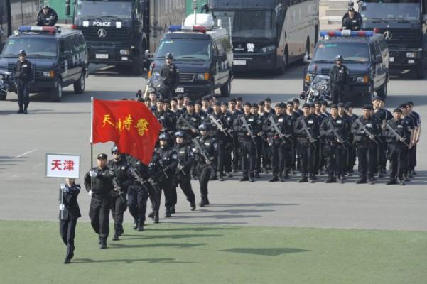 Ett team från Kinas särskilda taktiska polis marscherar under en demonstration i Peking den 12 april 2011. Enligt försvarets vitbok, har den kinesiska regimen utplacerat militära poliser för att hantera inhemska störningar mer än 1,6 miljoner gånger under 2012, vilket He Qinglian säger är ett tecken på att regimen och folket har blivit fiender.