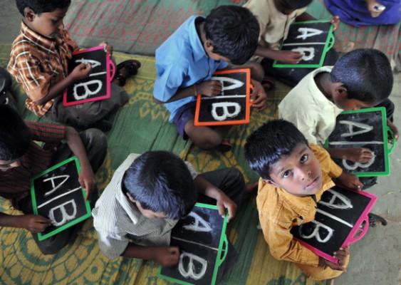Indiska skolbarn skriver på griffeltavlor på en statlig skola i utkanten av staden Hyderabad den 13 juni 2011. Indien har förlorat nästan 250 språk under de senaste 50 åren, men landet har fortfarande fyra gånger så många språk som talas i Europa enligt en färsk undersökning. (Foto: Noah Seelam/AFP/Getty Images)