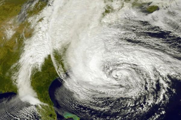 Orkanen Sandy vid östkusten när den rör sig norrut den 28 oktober 2012. Forskare säger att liknande orkaner kan slå till mot Europa i slutet av det här århundradet. (NASA via Getty Images)