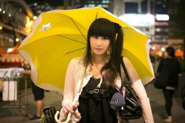 En kvinna håller upp ett gult paraply under ett massmöte den 28 oktober 2014, en månad efter att myndigheterna attackerade demonstranter med tårgas i centrala Hongkong. (Foto: Benjamin Chasteen/Epoch Times)
