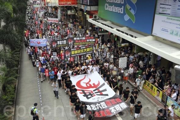 Mer än 2 000 människor i Hongkong deltog i en marsch med krav på upprättelse för de studenter som demonstrerande för demokrati och som blev nedslagna med våld av den kinesiska regimen 1989. Hongkong, 27 maj 2012. (Foto: The Epoch Times) 