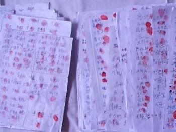15 000 signaturer och tumavtryck samlades in av 23-åriga Qin Rongqian på en petition som krävde en undersökning av hennes pappas orättfärdiga dödsfall och frigivandet av hennes mamma och syster från fängelset. (Foto: The Epoch Times)

