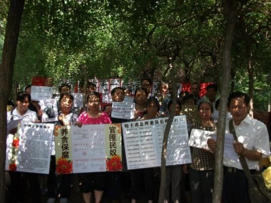 Bilden visar petitionärer från olika delar av Kina som samlats i Peking, den 1 juli 2012. Nyligen greps ett antal petitionärer under kommunistpartiets 18:e kongress. (fotot kommer från en källa i Kina)