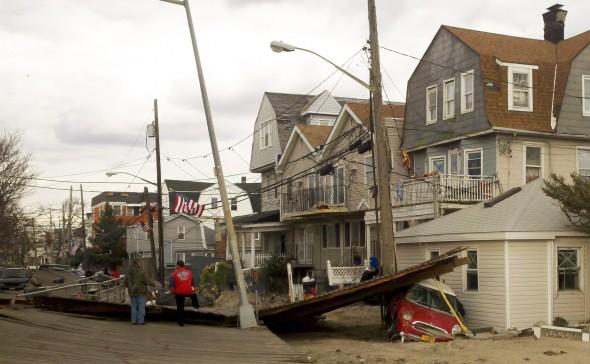 Invånarna inspekterar skadorna på Rockaway Beach en vecka efter superstormen Sandy. (Foto: Graziano Casale)
