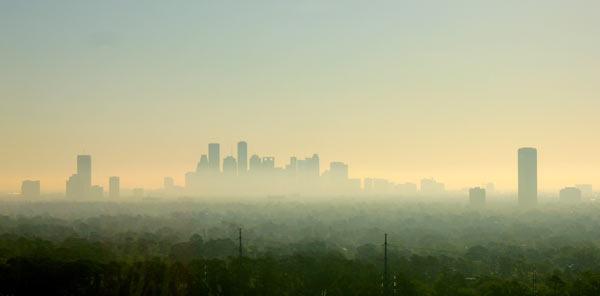 Ozon är en giftig komponent i smogen som täcker Houston i Texas på den här bilden från 25 mars 2012. (Kyle Colby Jones)
