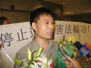 Yuan Sheng intervjuas vid JFK-flygplatsen i New York (Foto: Epoch Times)
