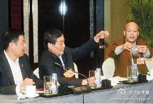 Zhu Zhangjins demonstration av hur tio stycken så kallade "hälsosamma svartskinnsjordnötter" färgade ett glas vatten väckte uppståndelse bland mötesdeltagarna. (Foto: Weibo.com)