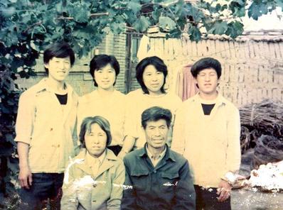 På bilden syns de sex medlemmarna av Chen Yunchuans familj. Fem av dem har dött i förföljelsen av Falun Gong i Kina. Chen Shulan (andra från vänster, bakre raden) bröt nyligen ryggen på två ställen efter att hon hållits i polisförvar, och sägs inte kunna gå längre. (Minghui.org)