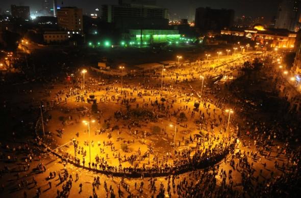 Egyptisk kravallpolis försöker skingra demonstranter på Tahrir-torget i Kairo den 20 november 2011. (Foto: Mohammed Hossam/AFP/Getty Images)
