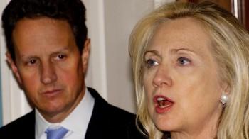 Utrikesminister Hillary Clinton och finansminister Timothy Geithner (till vänster) informerade om nya sanktioner mot Iran på utrikesdepartementet den 21 november 2011 i Washington, DC. (Foto: Mark Wilson / Getty Images)
