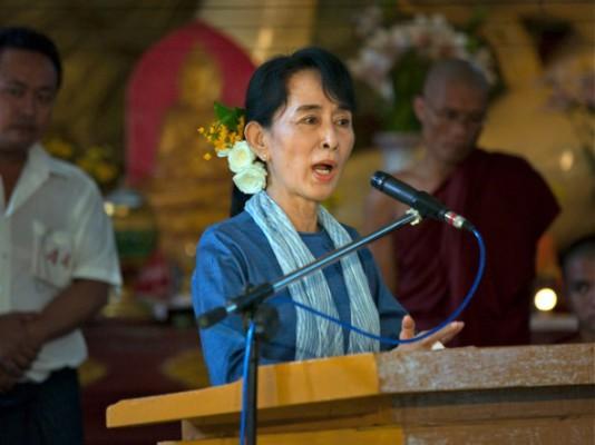 Demokratiledare Aung San Suu Kyi talar den 10 december 2011 i Yangon, Myanmar under ceremonin som hölls till hennes ära för att hon för 20 år sedan vann Nobels fredspris. (Foto: Paula Bronstein / Getty Images)
