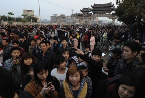 Ett stort antal personer, många av dem unga, demonstrerade tidigare denna månad i Haimen i Guangdongprovinsen i södra Kina. (Foto: Mark Ralston/AFP/Getty Images)
