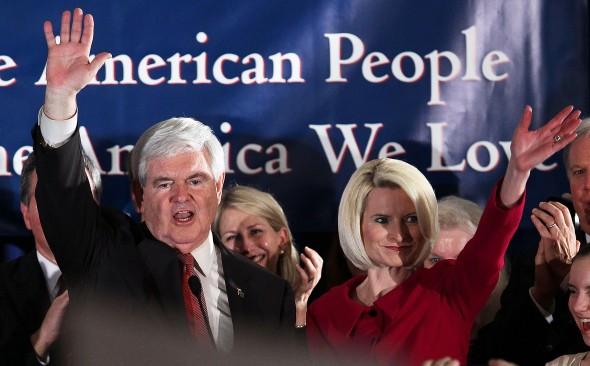 Republikanske presidentkandidaten Newt Gingrich (t v) och hans fru Callista vinkar på primärvalsmötet i South Carolina den 21 janauri. (Foto: Mark Wilson/Getty Images)
