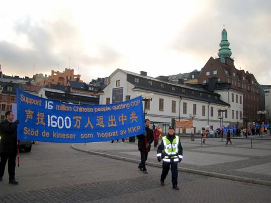 En parad genom Stockholm på Nobeldagen uppmärksammade 16 miljoner avhopp från det kinesiska kommunistpartiet. (Foto: Lilly Wang/Epoch Times)
