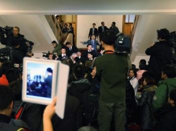Säkerhetsvakter stoppar journalister som inte står på listan över godkända för att bevaka ett möte med Chongqings partisekreterare Bo Xilai under den pågående Nationella folkkongressen i Folkets stora sal i Peking, 9 mars 2012. (Foto: Feng Li/Getty Images)