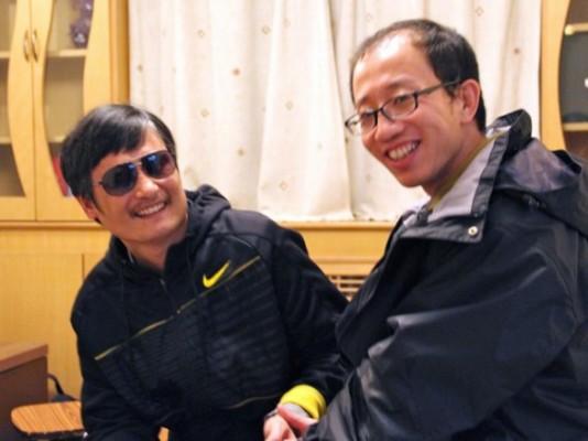 Det här fotot, som inte är daterat, visar den kinesiske regimkritikern Hu Jia tillsammans med advokaten Chen Guangcheng på en hemlig plats efter att Chen flytt. (Foto: STR/AFP/GettyImages)