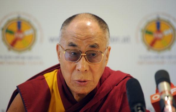Den tibetanske andlige ledaren Dalai Lama under presskonferensen efter mötet med Österrikes kardinal Christoph Schönborn i Wien den 27 maj 2012. (Foto: Samuel Kubani/AFP/ Getty Images)