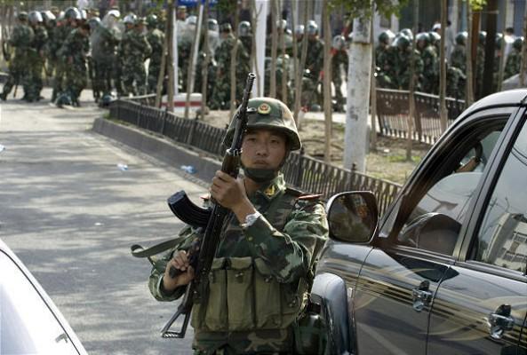 Beväpnad kinesisk polis patrullerar gatorna i Xinjiangprovinsens huvudstad Urumqi efter de våldsamma sammandrabbningarna mellan uigurer och hankineser 2009. (Foto: Ng Han Guan/Getty Images)