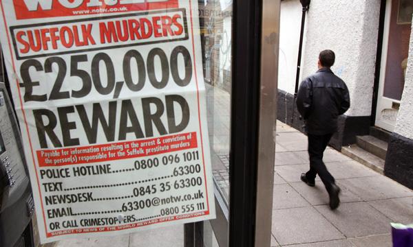 En engelsk tidning erbjuder 250 000 pund i belöning till den som kommer med information som leder till att seriemördaren i Ipswich, grevskapet Suffolk grips. (Foto: Adrian Dennis/AFP) 