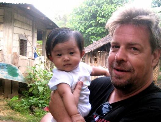 Mikael Ljungberg tillsammans med ett av barnen på Filippinerna. (Foto: tillhör C.O.S.)
