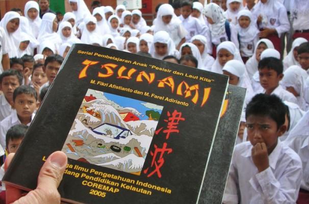 Erfarenhet för framtiden. Grundskoleelever i Aceh lyssnar till en föreläsning om tsumamis ledd av Röda Korspersonal. Svenska biståndsorganisationen Sida ska satsa 70 miljoner på återuppbyggnad av den tsunamidrabbade indonesiska staden. (Foto: John Xanana/AFP) 