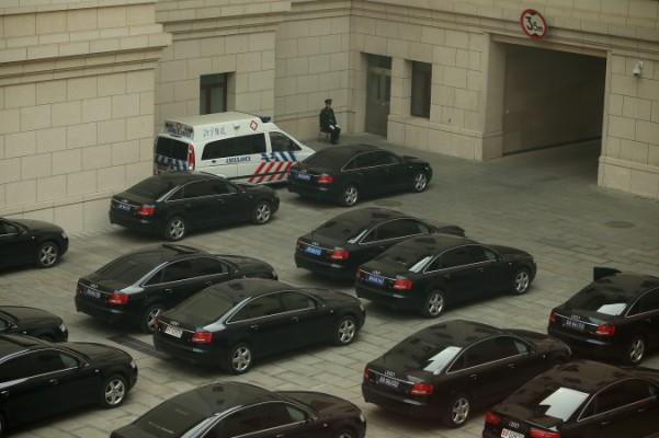 En soldat vaktar högt uppsatta ledares bilar i Folkets stora sal, den 8 mars 2013 i Peking. Den 16 juli införde Kina officiellt reformer för att minska användningen av officiella fordon på allmänhetens bekostnad.(Feng Li/Getty Images)