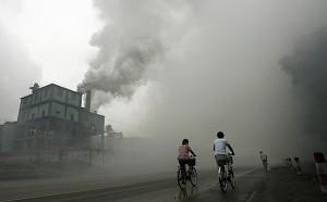 Föroreningar från en fabrik i Yutian, 100 km öster om Peking i Hebeiprovinsen, i nordvästra Kina. (Foto: Peter Parks/AFP/Getty Images)